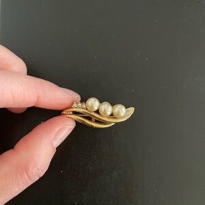 Elegant Vintage Pearl Brooch